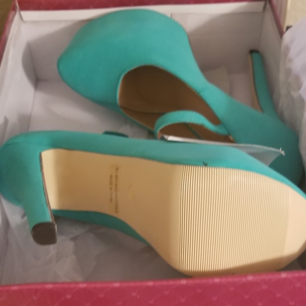 Heels - Picture 2 of 4